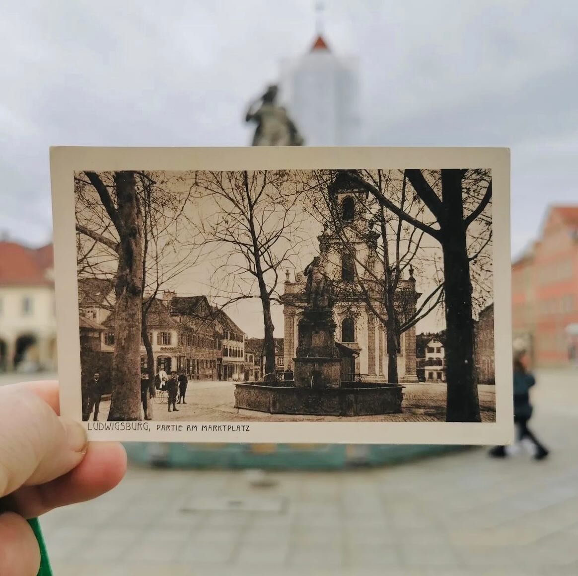 B&auml;ume auf dem Marktplatz Ludwigsburg 🌳 Bis nach dem zweiten Weltkrieg standen hier Platanen rund um den Brunnen &mdash; schon sch&ouml;n, oder? 👉 Swipe nach rechts und schau dir die historische Bl&auml;tterpracht an.

📲 In der @futurehistorya