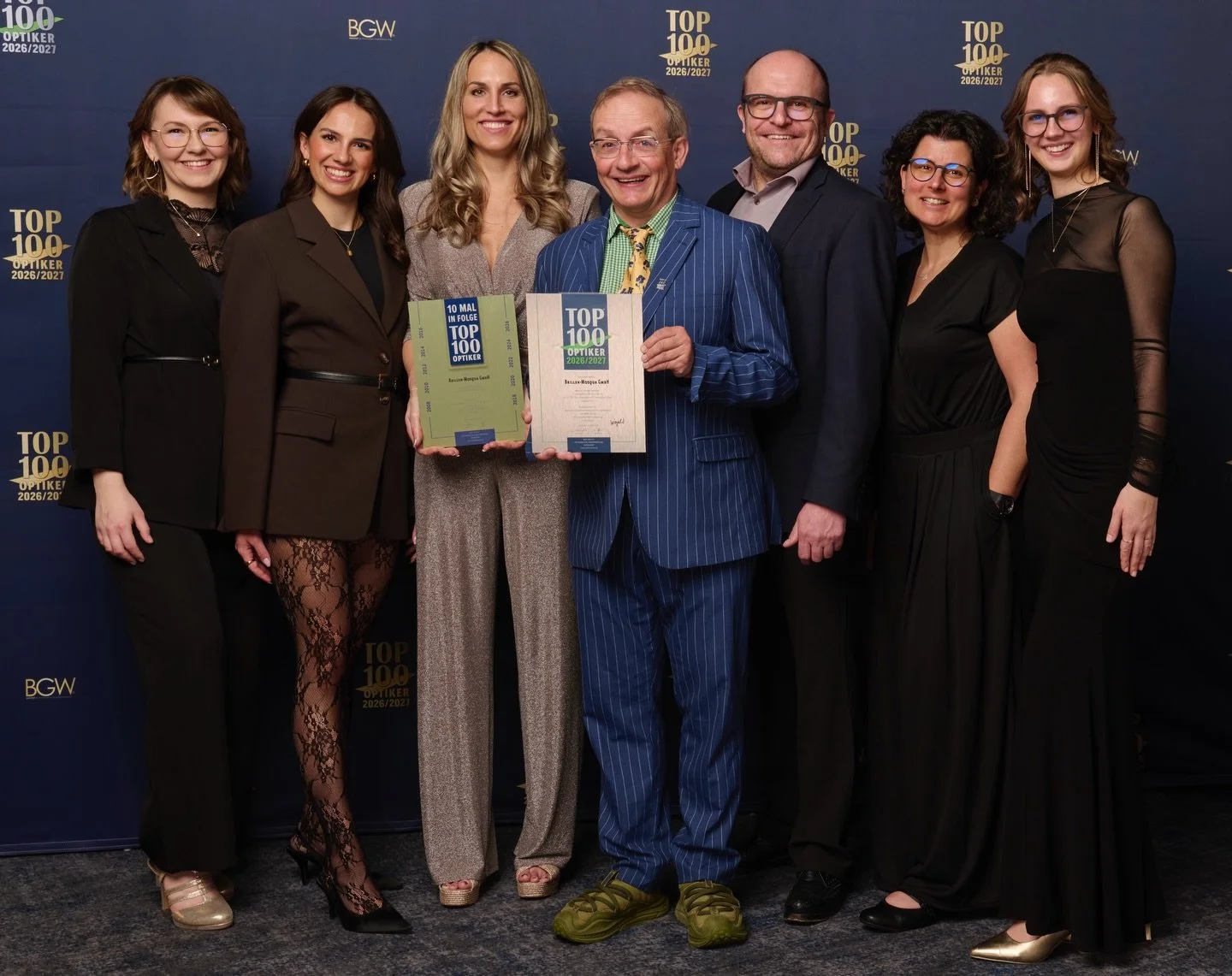 [Anzeige] Na, wer erkennt den Mann in der Mitte? Entertainer und Schirmherr Wigald Boning &uuml;berreicht die goldene Urkunde 2026/2027 an unser Team von Brillen-Mosqua ✨ Denn: Seit 20 Jahren sind wir unter den TOP 100 Optikern &ndash; und sagen mit 