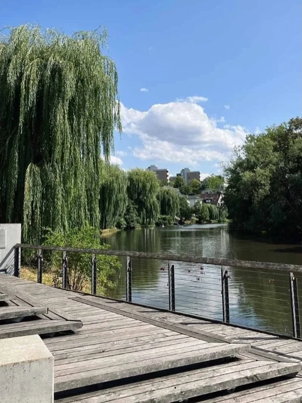 💦 Kleiner Ausflug an die Enz gef&auml;llig?
Die schw&auml;bische Kleinstadt Vaihingen an der Enz hat neben k&uuml;hlem Nass noch so einiges mehr zu bieten.
N&auml;mlich: 

🥐 gute Fr&uuml;hst&uuml;ckslocations
🪨 alte Stadtmauern
🛍️ einen lauschige