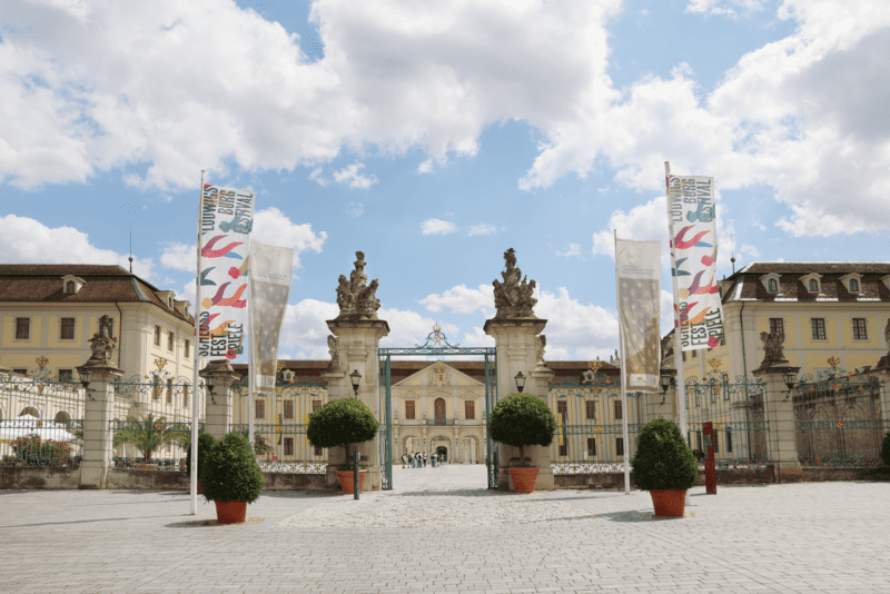 Schloss-Ludwigsburg-Fahnen_foto-Esther-Janiesch_schlossfestpiele.png