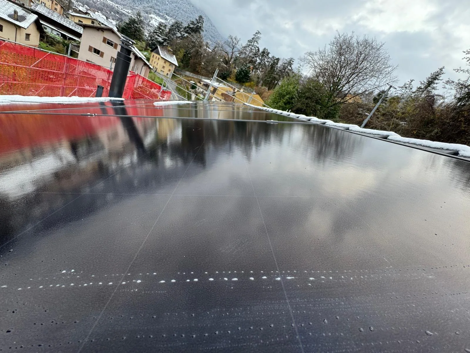 Vue de l'installation des panneaux solaires sur un toit avec des bâtiments résidentiels