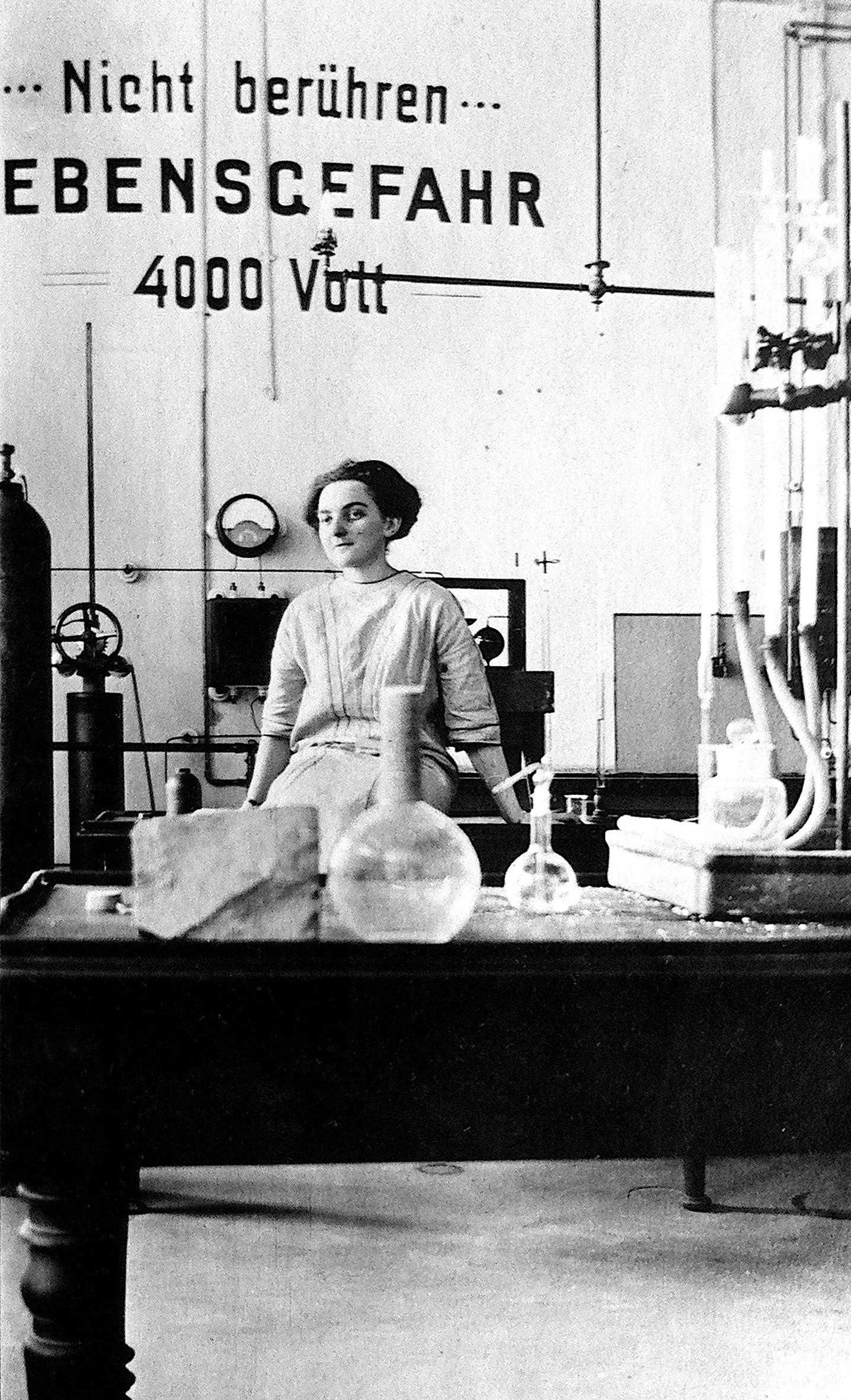 Zurich 1-Helenka Drecka in chemielab ETH-1912.jpg