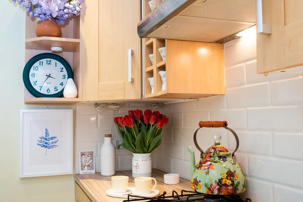 kitchen, print, red tulips, kettle, mugs,