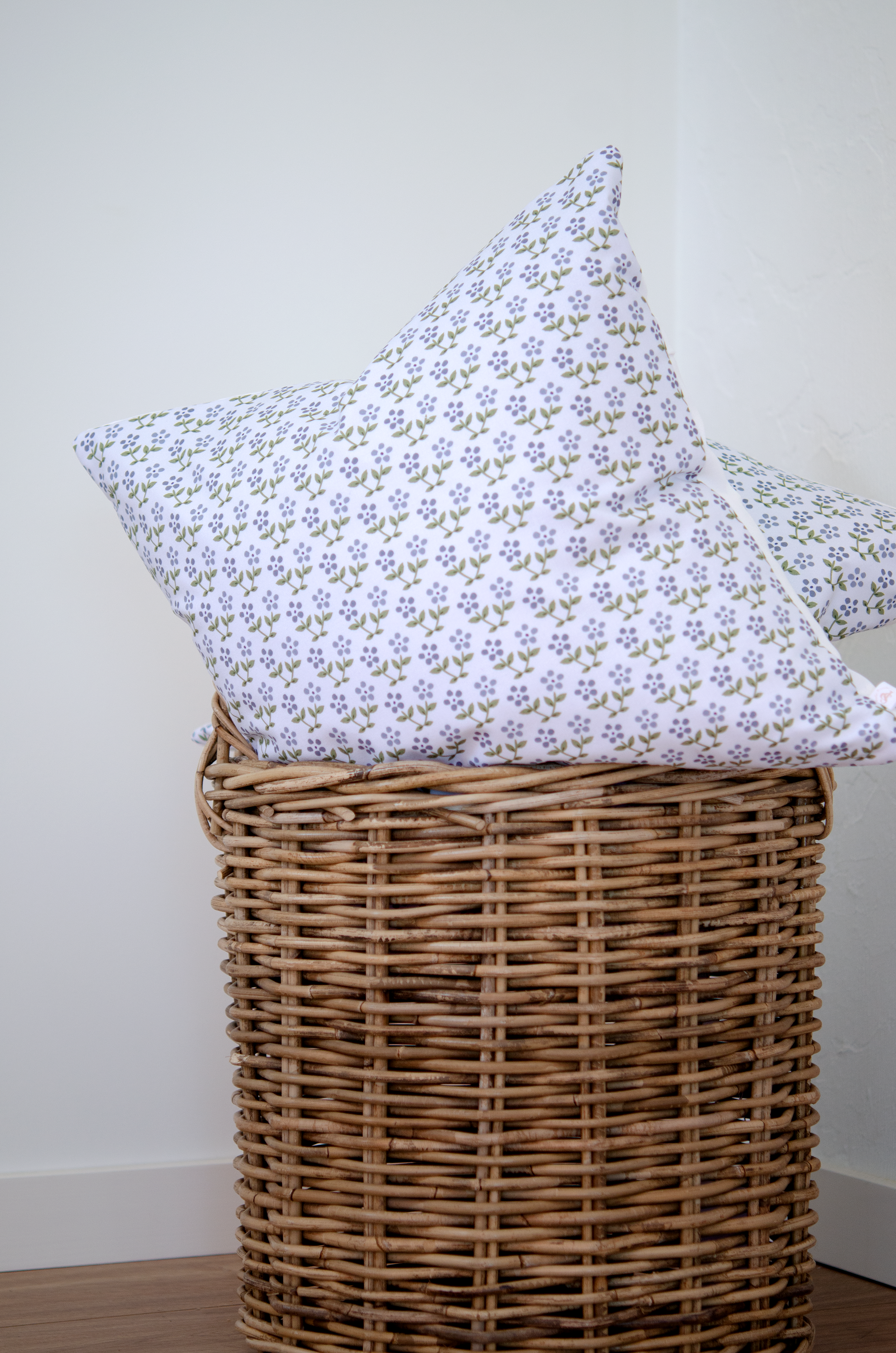 Alexandra small flowers, light blue background