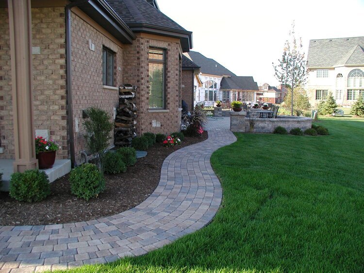 How Landscapers Near Me Get Rid of Weeds in Manhattan, IL