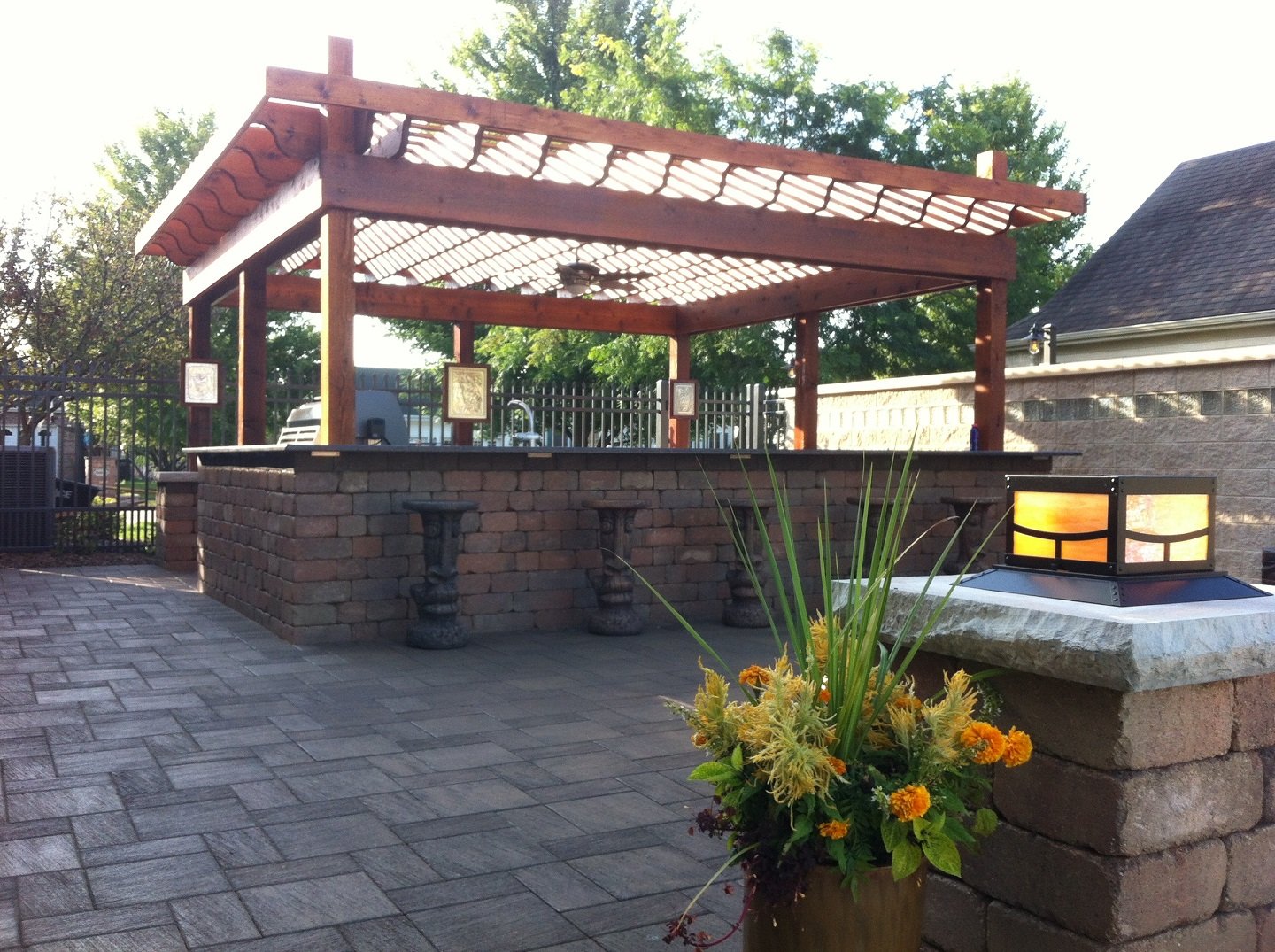 3 Landscape Design Tips for Creating an Entertainment Space Enclosed by a Retaining Wall in the Mokena, IL Area