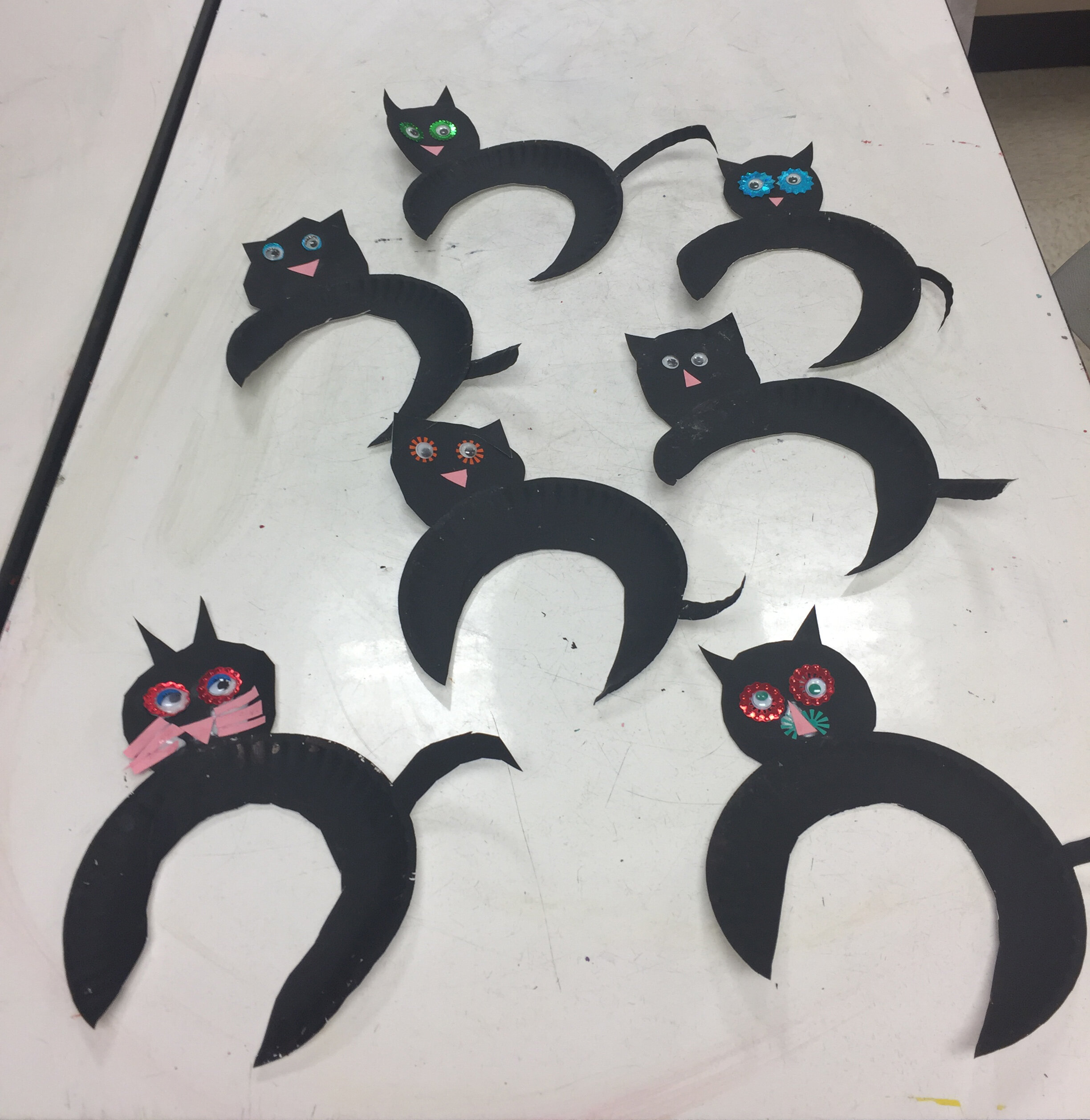 paper plate black cats.jpg