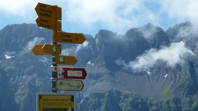 Weiter rechts der "Tour VTT Portes du Soleil" folgen. Gegenüber die Dents Blanches.