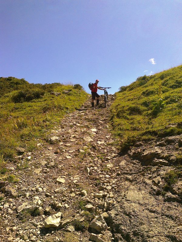 Steile Passage auf grobem Schotter am Col de Cou