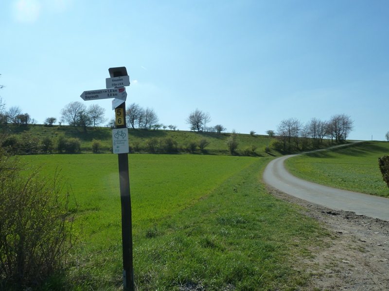 Am Kreuzstein geradeaus bergauf