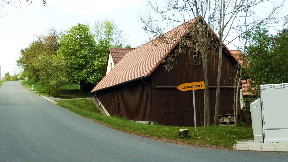 Am Ortsende von Lessau links bergauf Richtung Lankendorf