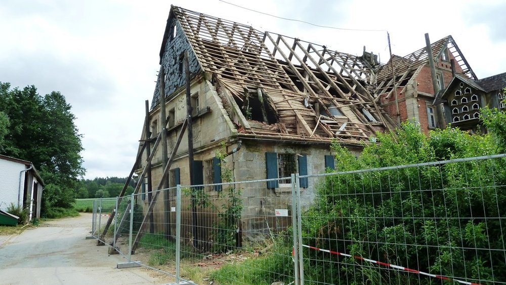 In Euben an der Brandruine vorbei