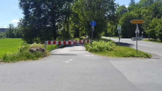 Bei Geigenreuth die Landstraße überqueren