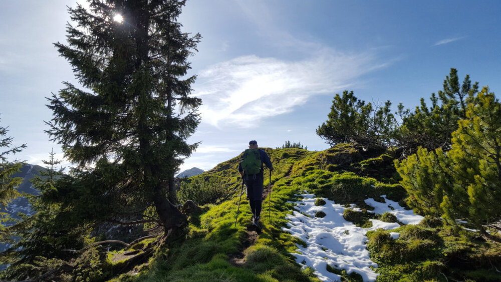 Abstieg auf demselben Weg mit Resten von frühem Schnee