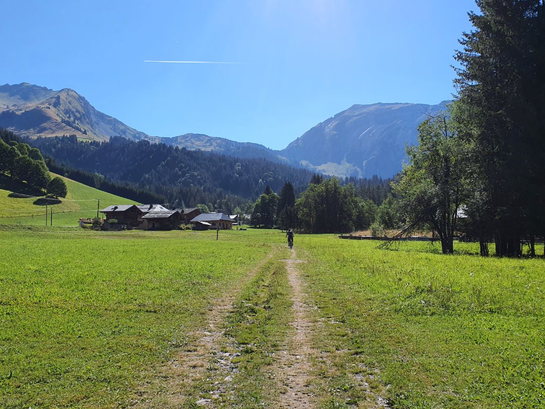 Bei l'Érigné, im Hintergrund Tête de Bostan und Terres Maudites