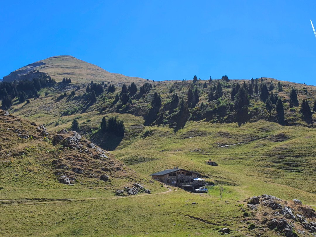 Refuge de la Golèse mit einem Vorgipfel des Tête de Bostan