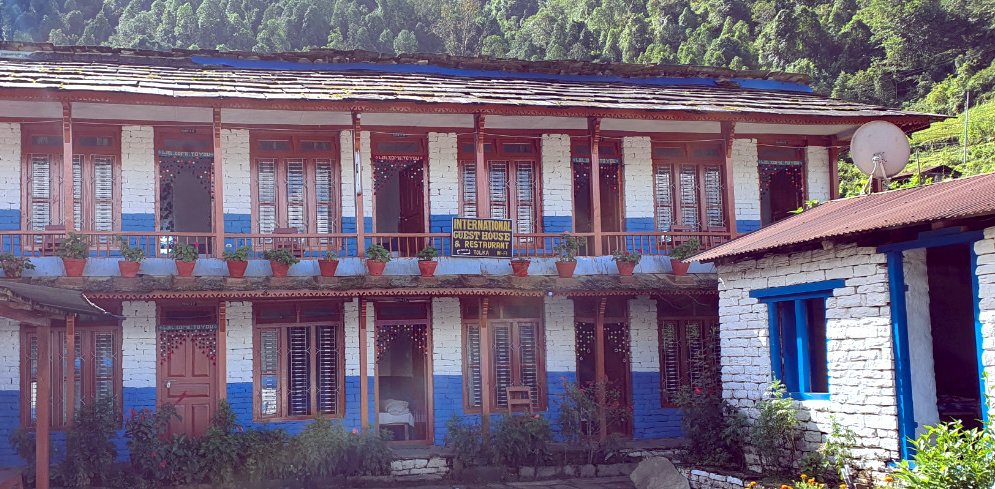 Haus in typischer Gurung-Bauweise