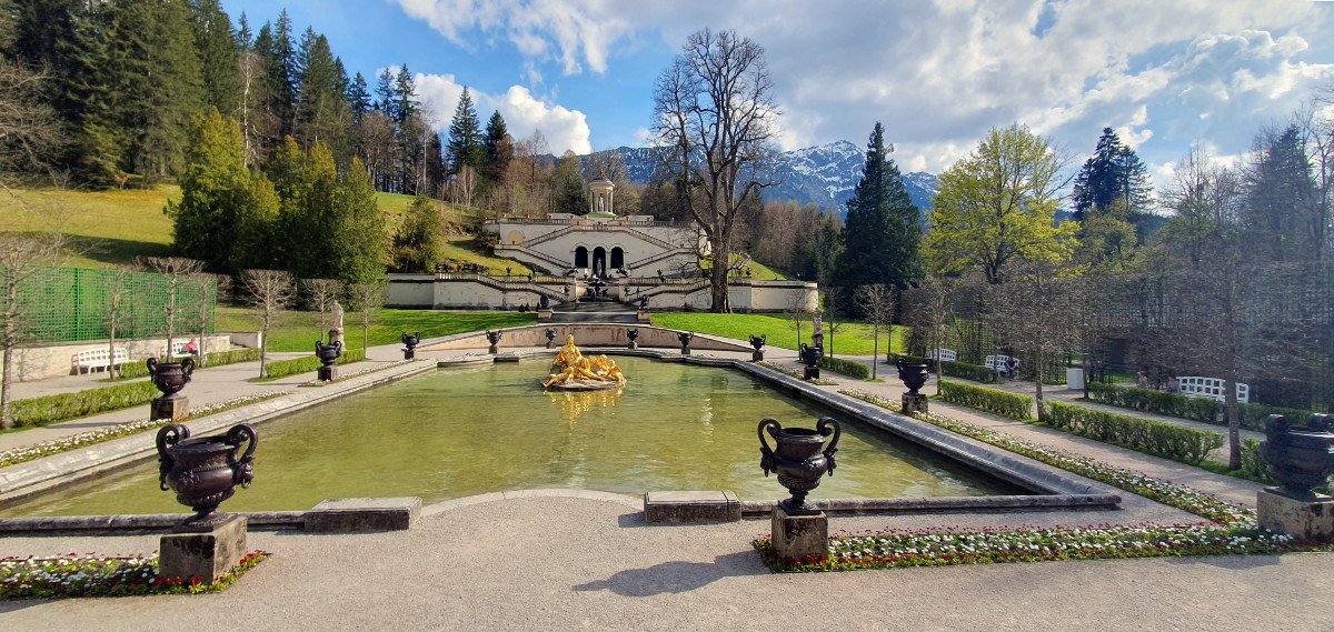 Wasserparterre mit der alten Linde