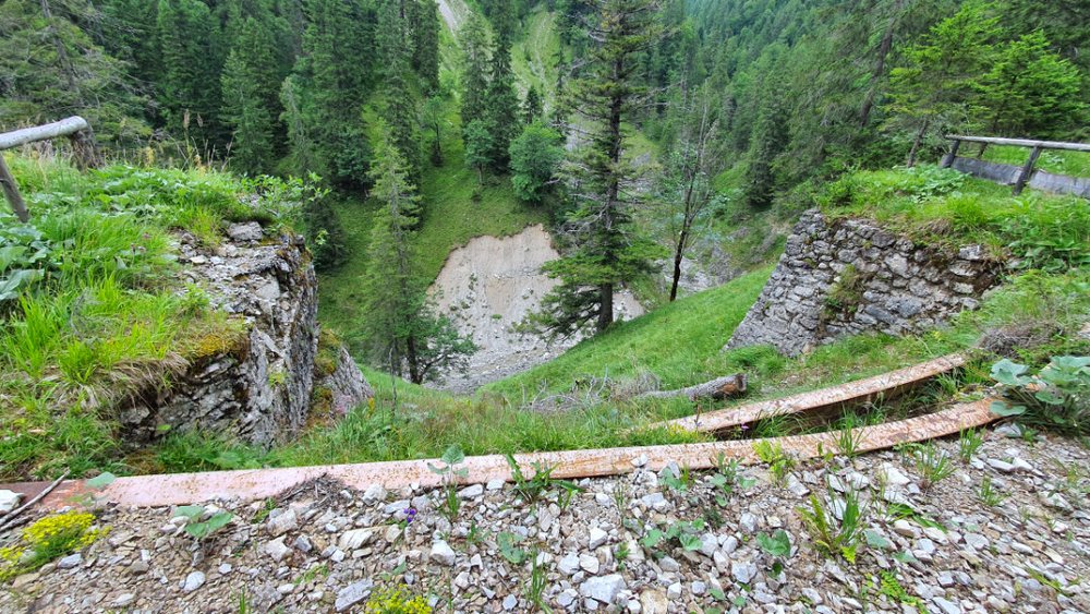 ... entlang der Schlucht