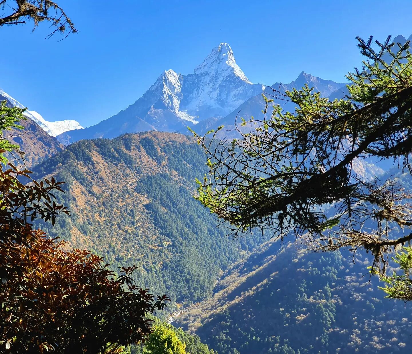 Ama Dablam, einer der sch&ouml;nsten Berge der Welt. 🇳🇵💙❤️
.
.
.
#nepal #himalaya #amadablam #solukhumbu #bergliebe