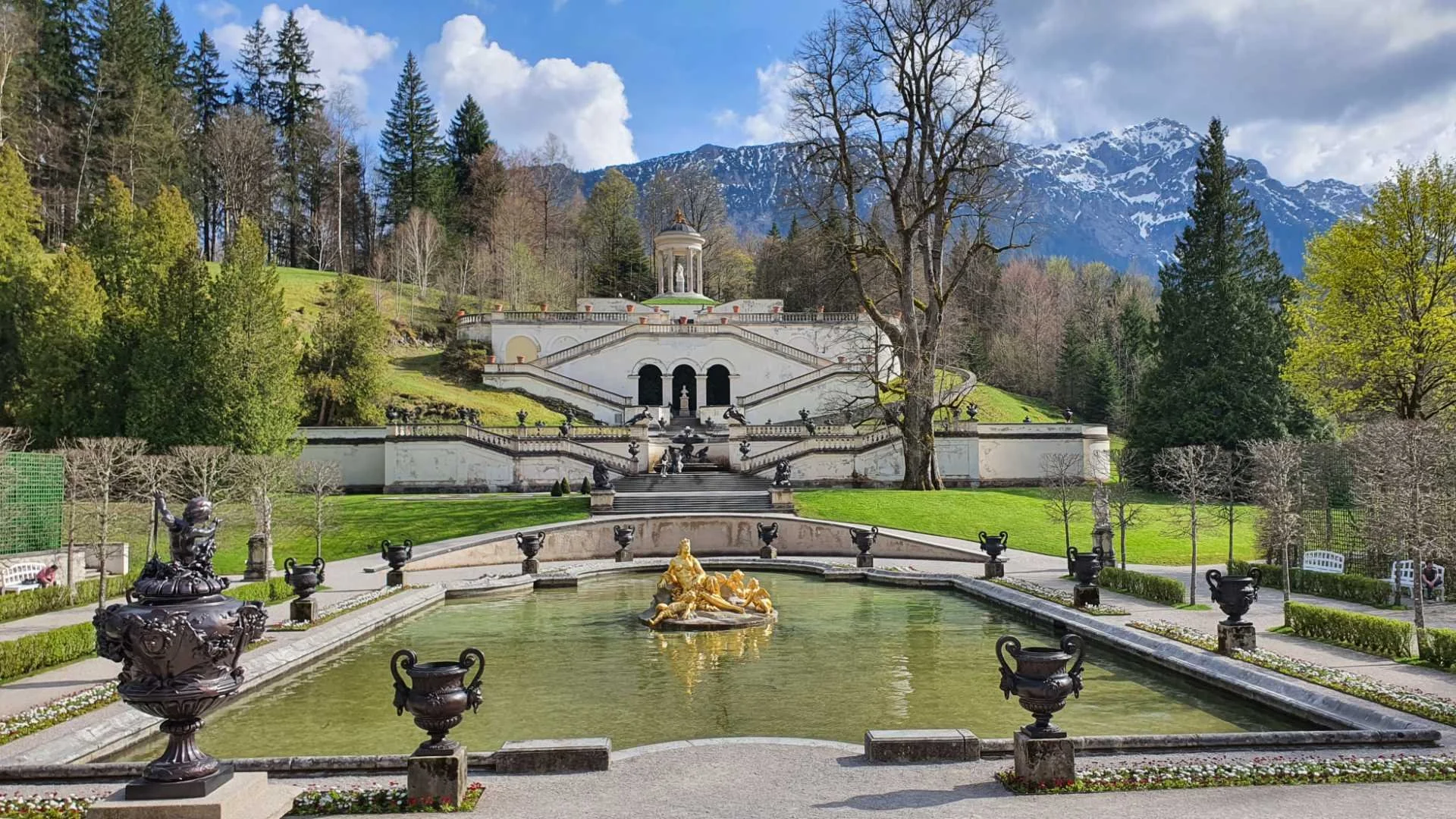 Wasserparterre mit der alten Linde im Hintergrund