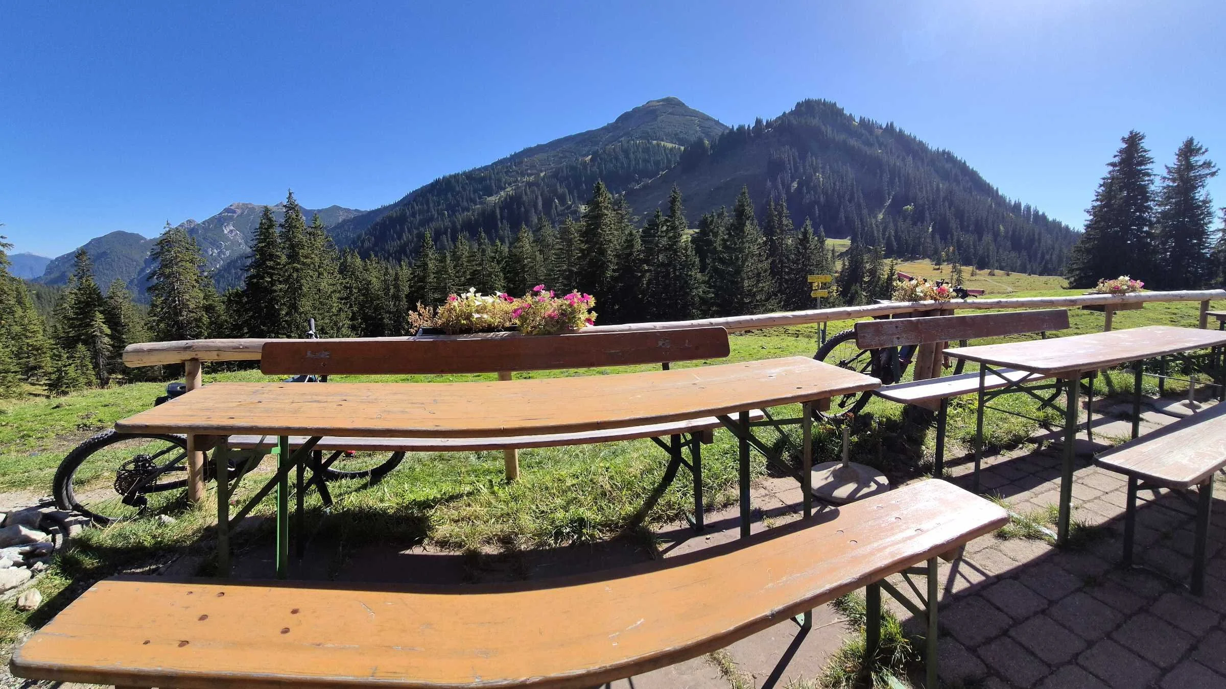 Blick von der Terrasse der Enningalm nach Süden auf Krottenköpfel und Hirschbichl, links im Hintergrund sind der Kramer und der Katzenkopf zu sehen.