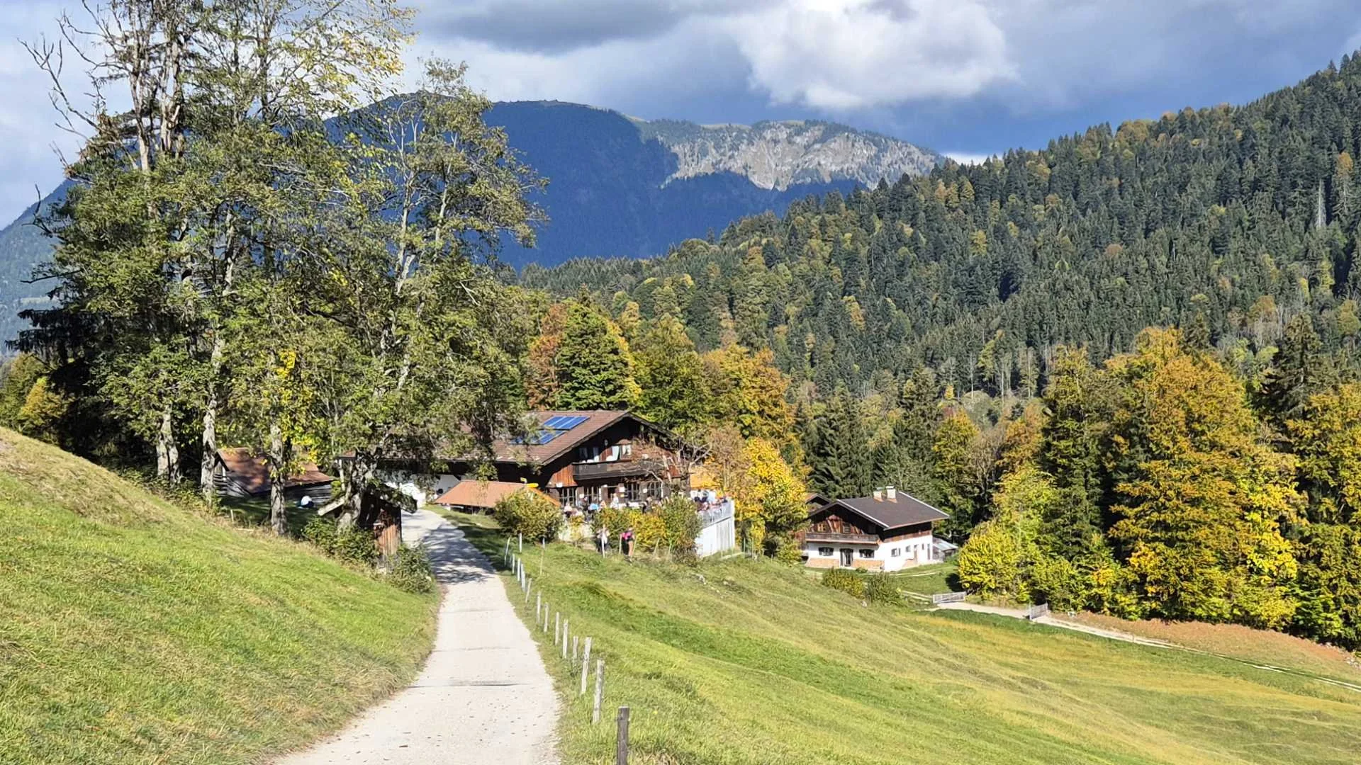 Blick vom Hohen Weg auf die Partnachalm. Jenseits des Taleinschnitts von Garmisch-Partenkirchen ist der Wank zu sehen.