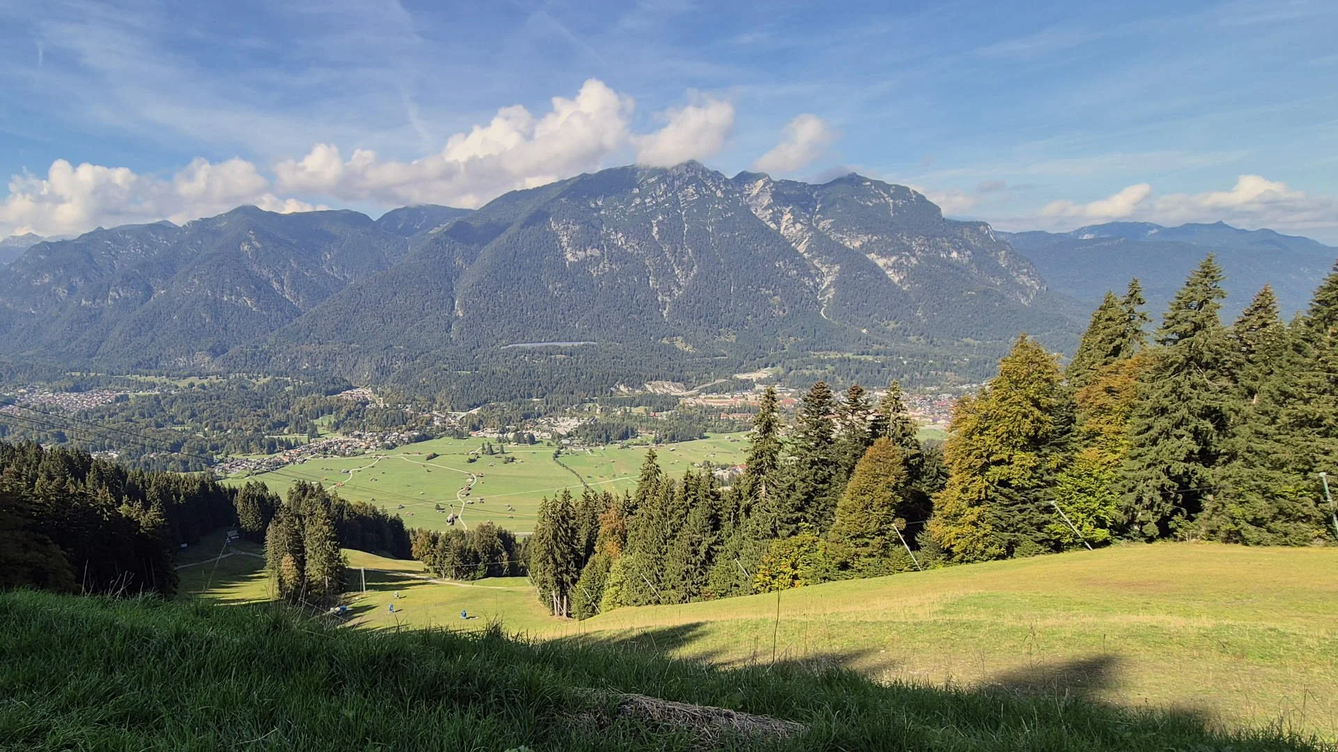 Blick über die Kandahar-Abfahrt und den Garmischer Talkesse auf die östlichen Ausläufer des Ammergebirges mit der Kramergruppe