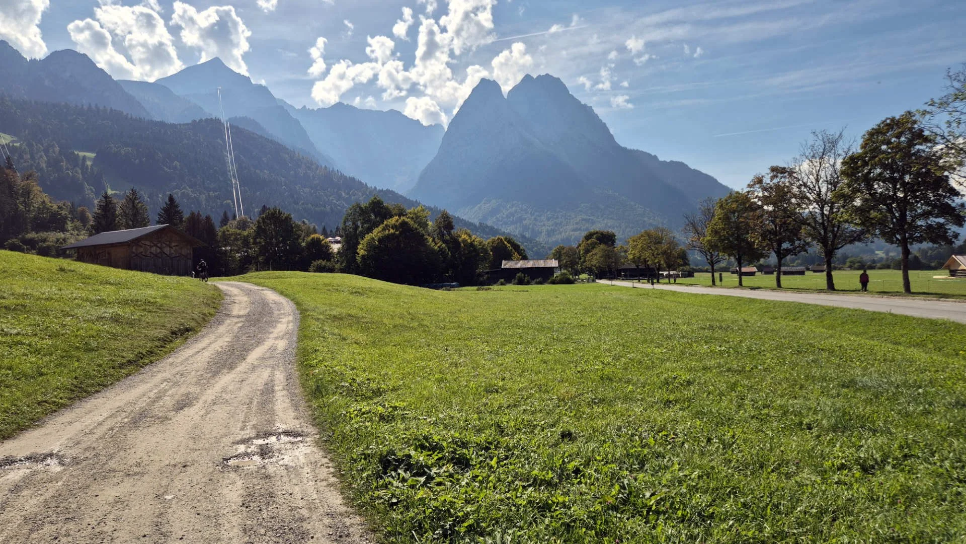 Blick auf Alpspitze, Jubiläumsgrat und Waxensteine an der Abzweigung des Aulealm-Wegs von der Kreuzeckbahnstraße