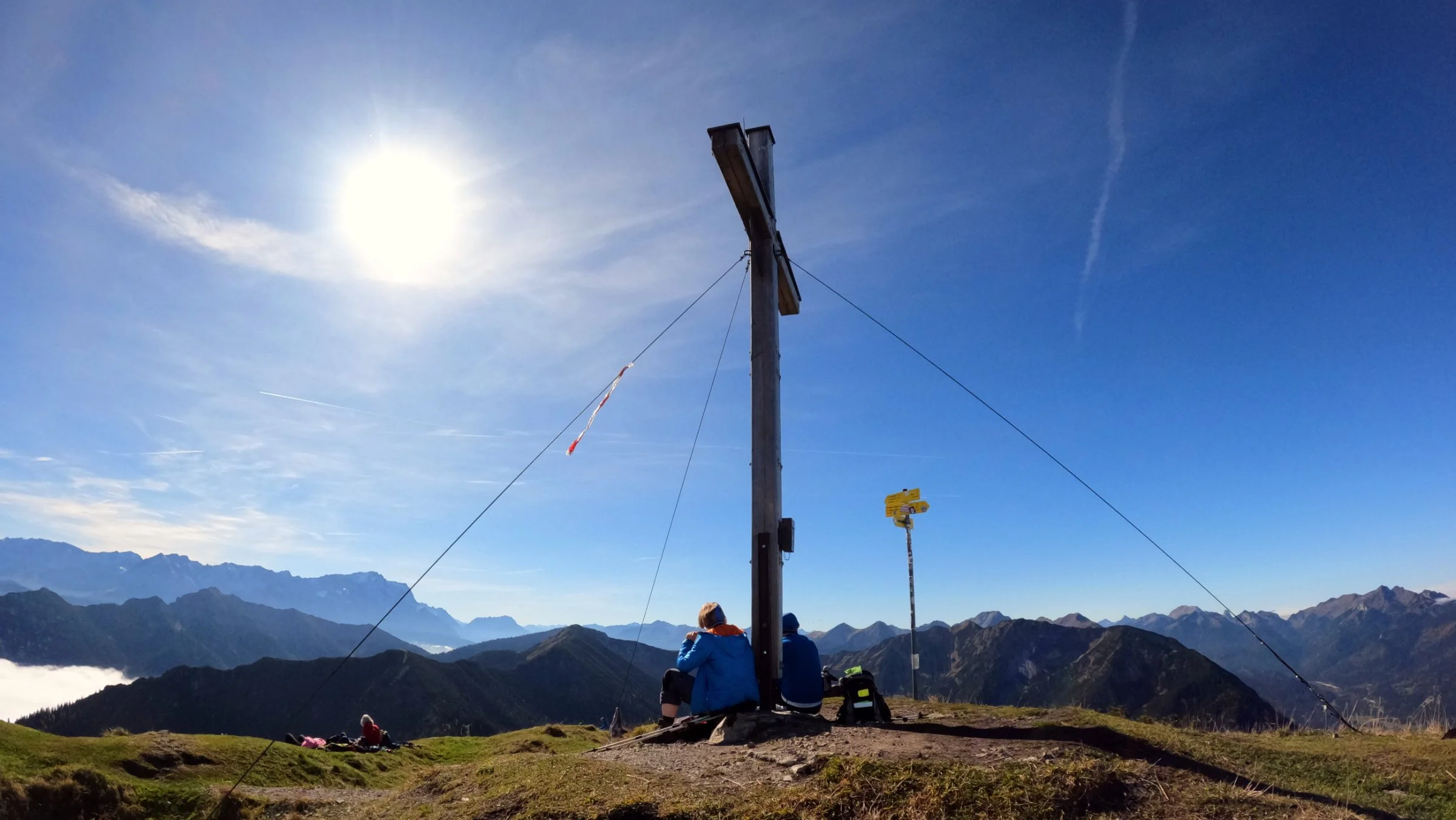 Auf dem Gipfel der Notkarspitze mit Blick nach Süden auf die Zugspitze