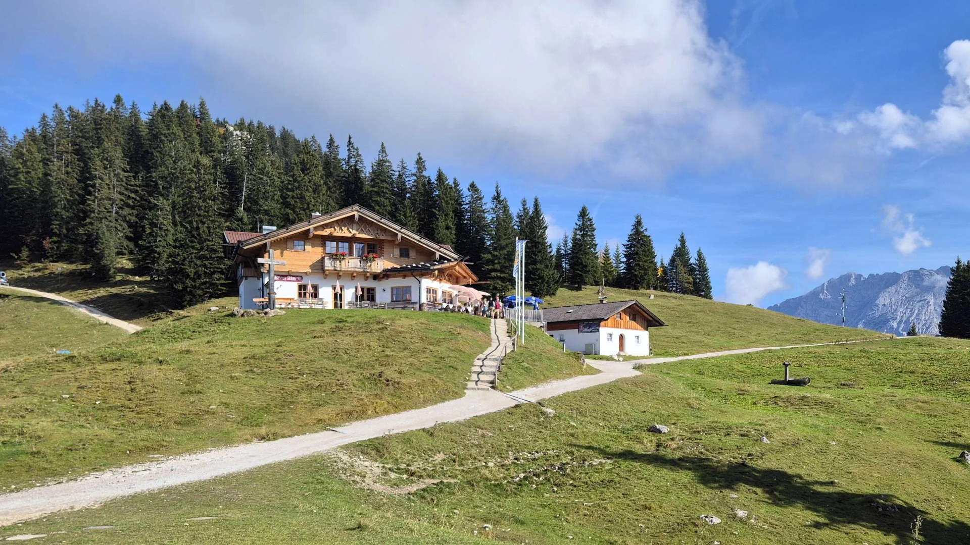 Kreuzalm auf 1.600 Metern Höhe mit großer Sonnenterrasse.