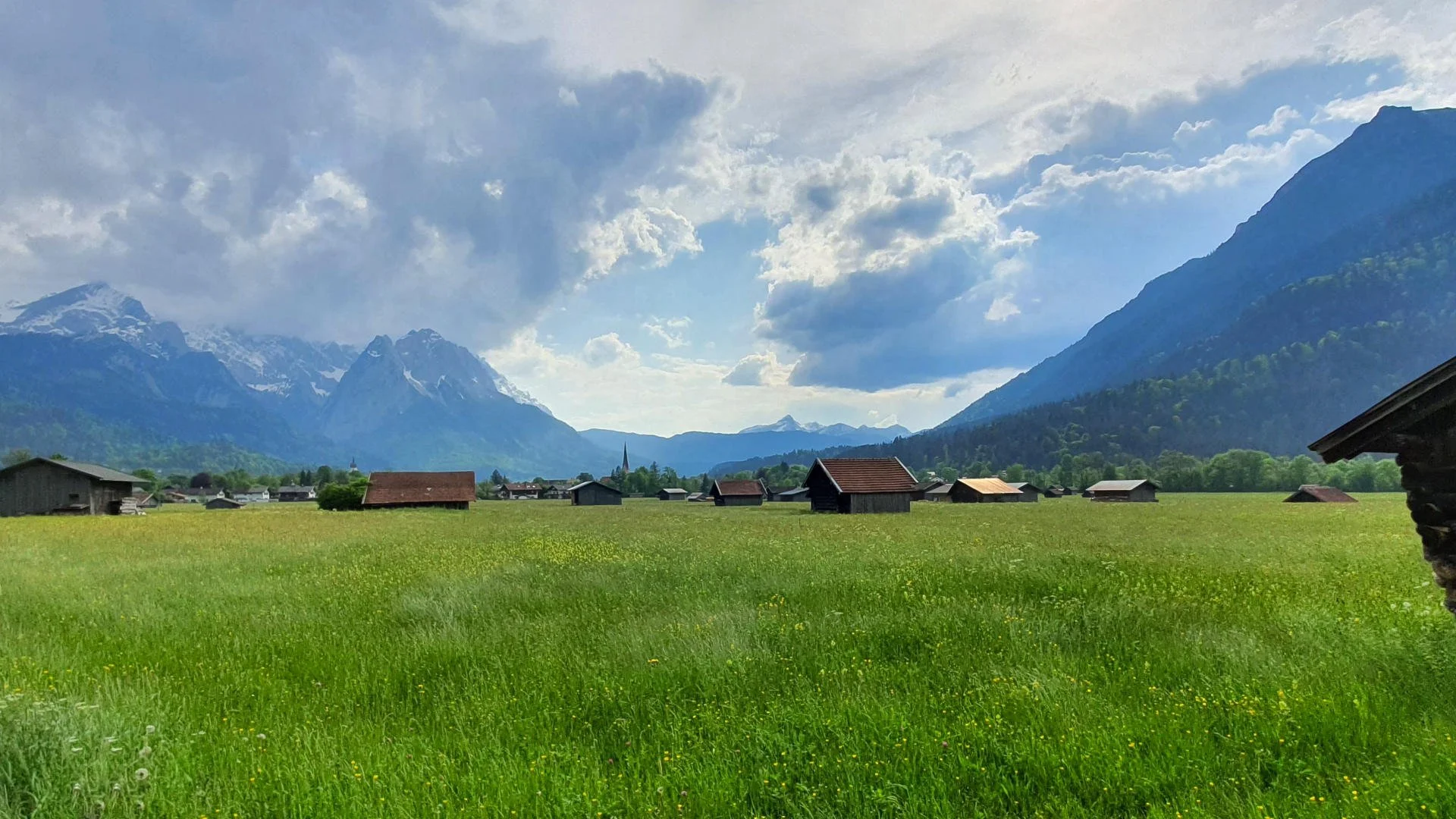 Loisachauen bei Garmisch-Partenkirchen mit Blick auf Alpspitze und Zugspitze