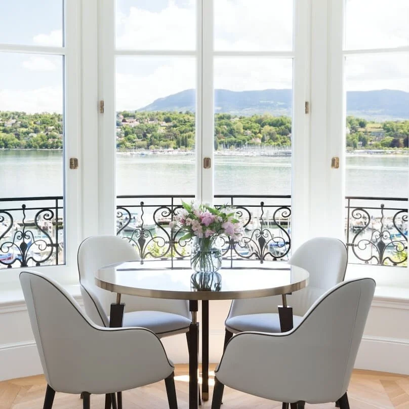 En collaboration avec @jbrp_event et @oetkercollection , nous avons le plaisir de vous pr&eacute;senter The Woodward, nouvel &eacute;crin genevois cinq-&eacute;toiles situ&eacute; sur les quais de Gen&egrave;ve. Ses 26 suites au style raffin&eacute;,