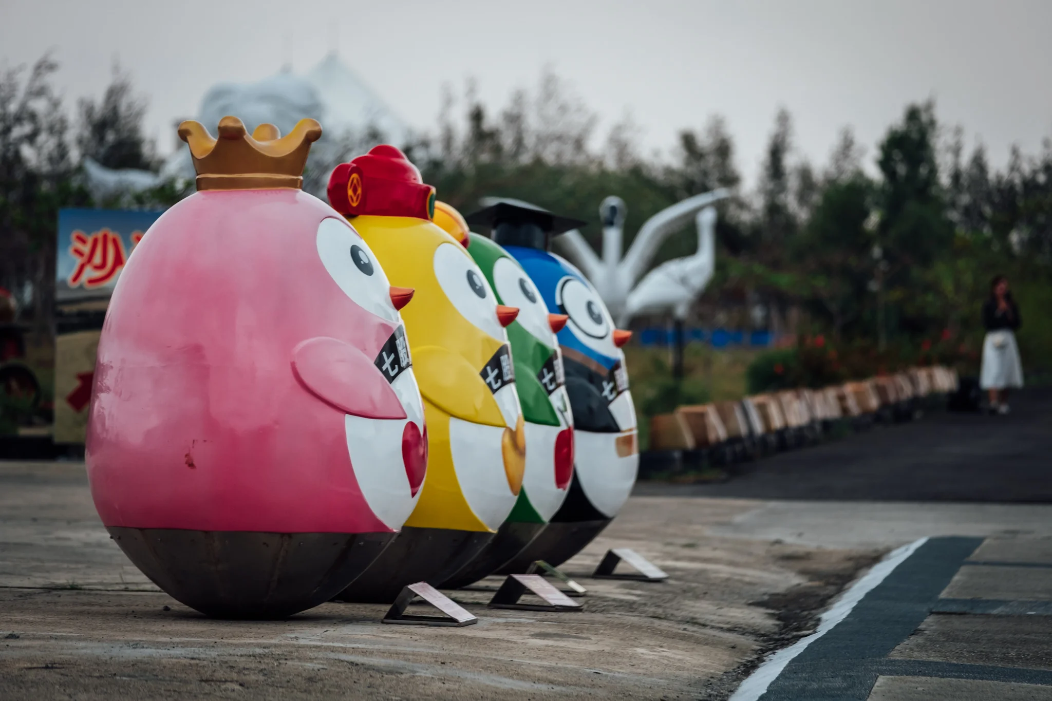 Penguins at the entrance of the amusement park at of Qigu Salt Mountain - Fujifilm X-H1 / XF50-140mmF2.8