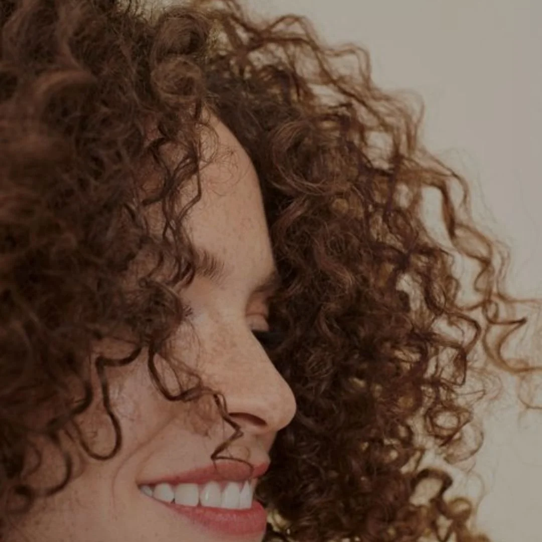 How to Tame Frizzy Curly Hair During the Summer