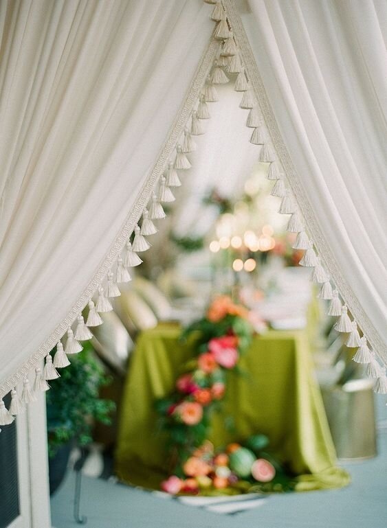 Welcoming spring today! ☀️🌸🌿🧡
.
.
.
#firstdayofspring #spring #springweddings #bringonthebrights #brightwedding #citronwedding #colorfulwedding #tropicalflorals #tropical #tablescape #porchparty #seateddinner #tasselcurtains #unspooled