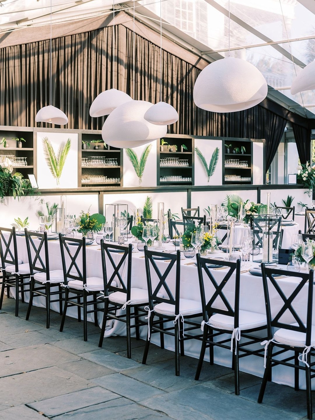This modern design creates the perfect equilibrium: monochromatic colors + structured masculine lines paired with a more relaxed, feminine feel through loose florals + curved lighting fixtures 🖤🌿🤍
.
.
.
#moderndesign #modernwedding #monochromatic 