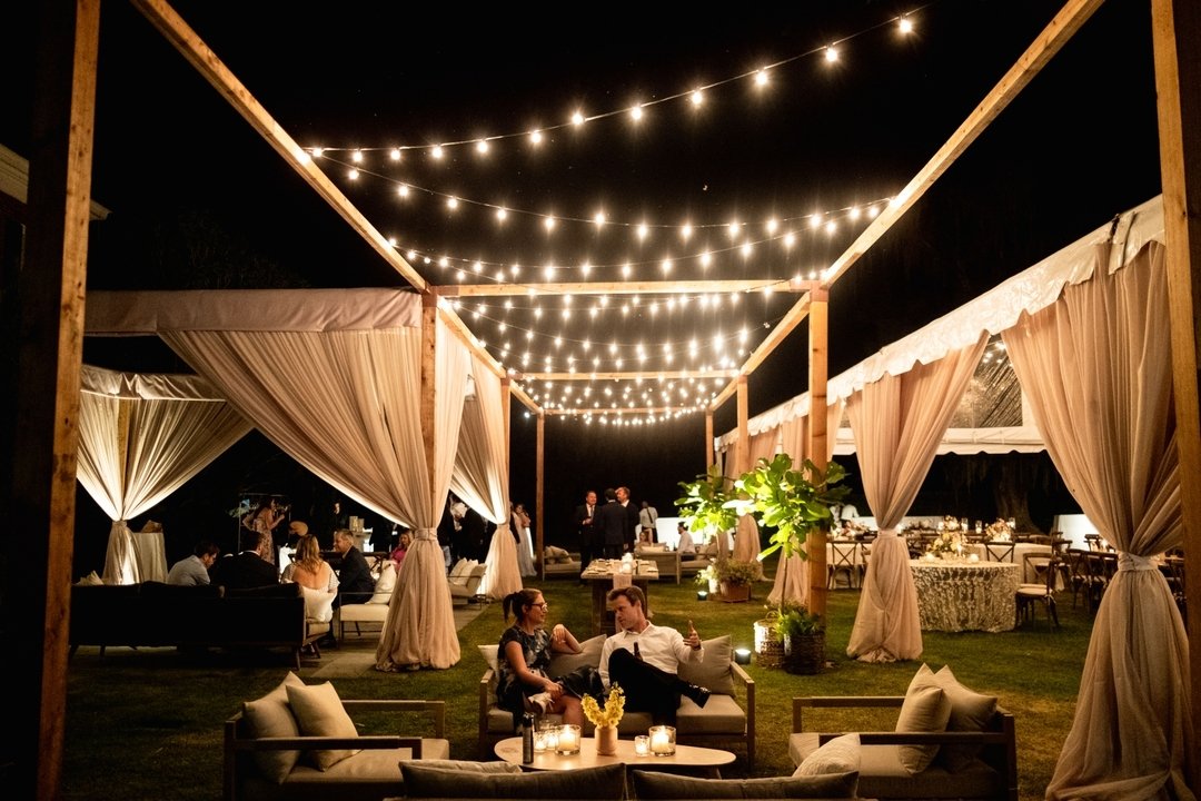 Lounging on an outdoor sofa under the stars in a beautiful way to end the weekend ✨🌙✨
.
.
.
#wedding #weddingreception #weddinglounge #outdoorwedding #tentedwedding #customstructure #stringlights #weddinglighting #weddingstructures #weddingdraping #