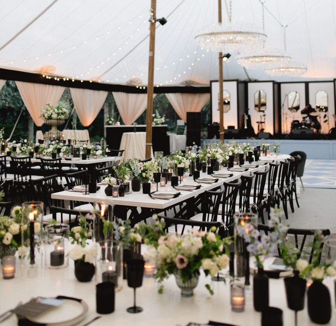 Black and white always feels refined but this sailcloth tent design oooozed sophisticated chic vibes 🖤🤍
.
.
.
#blackandwhite #blackandwhitewedding #sailclothtent #weddingdecor #weddingfabric #eventtextiles #perimetercurtains #valance #seateddinner 