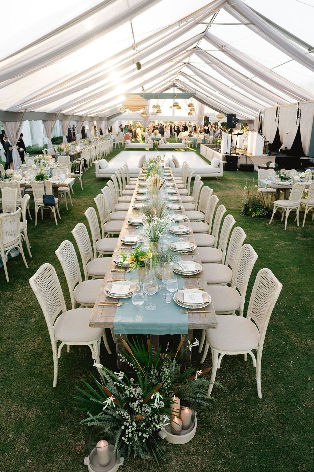 The calm before the reception 🌀 🌾 🩵
.
.
.
#weddingreception #seateddinner #tentedwedding #tablescape #weddingtablescape #wedding #bluewedding #marshwedding #lowcountrywedding #lowcountryflorals #marshflorals #grassyarrangements #silverdraping #cha