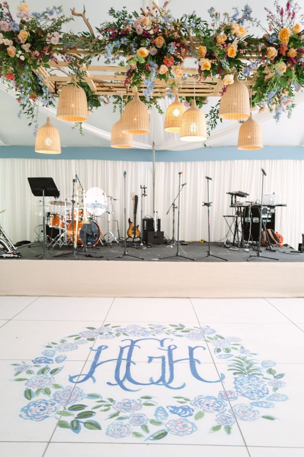 Make everyday BRIGHT + BOLD! Happy Anniversary! 🩵🌸🌿🌼
.
.
.
#brightandbold #everyday #driftwood #floralinstallation #dancefloorinstallation #tentinstallation #bluewedding #hydrangeawedding #customdancefloor #bluevalance #bandbackdrop #bandcurtains