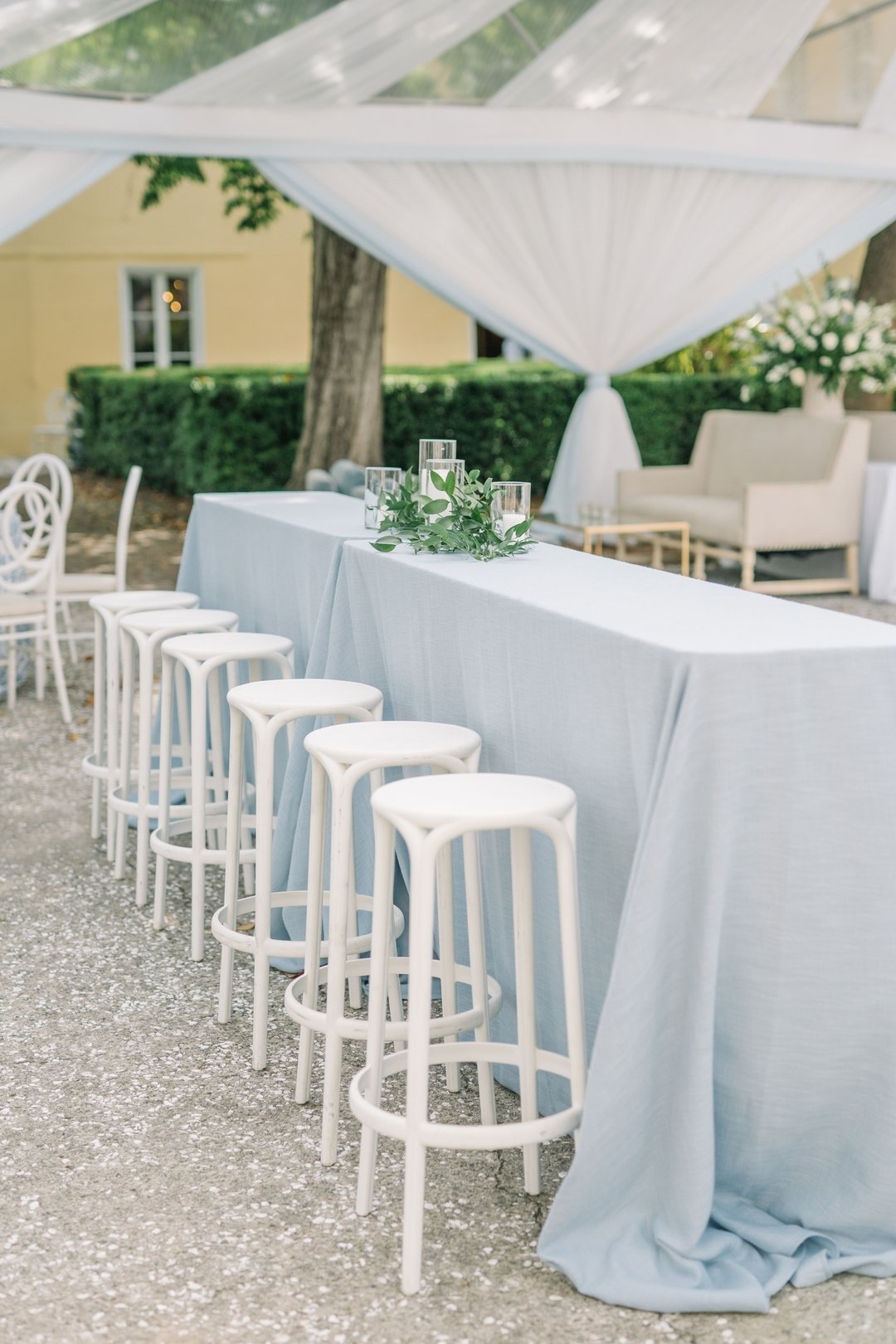An added touch of blue for a cohesive calm and serene reception vibes 🩵🤍🩵
.
.
.
#somethingblue #bluetablecloth #bluelinedcurtains #bluetabbedvalance #tabbedvalance #oversizedtentcurtains #overlappingtentcurtains #linedcurtains #tentdrape #tentdrap
