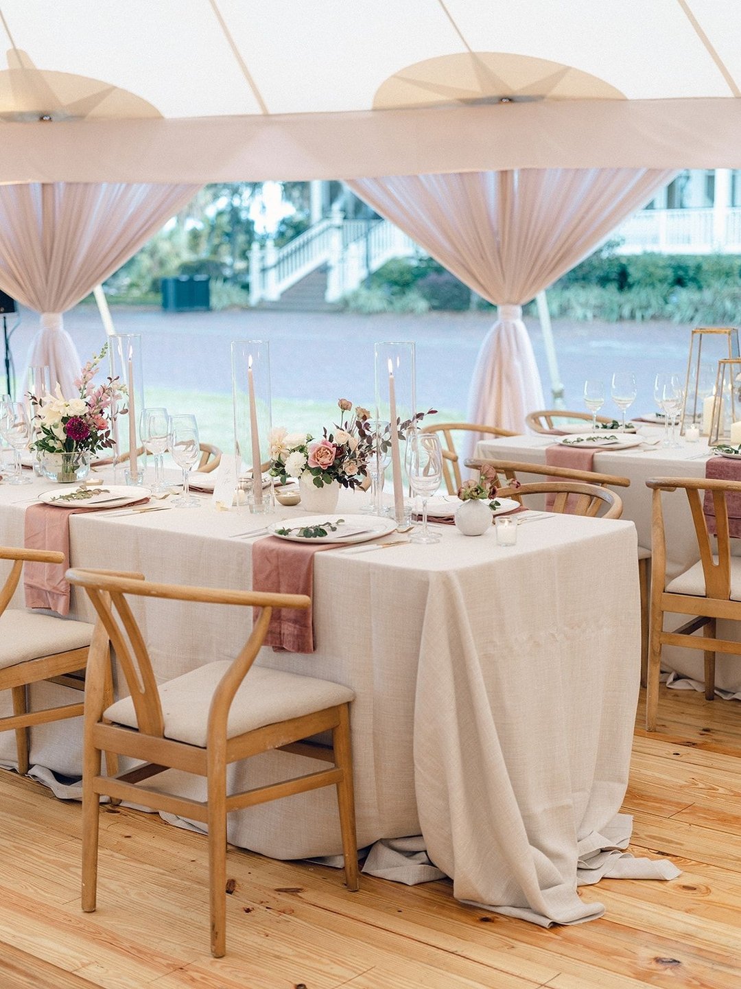 Muted and romantic vibes at this Village Green wedding reception! 🌸 Headed back to Palmetto Bluff later this week! 🩷
.
.
.
#romanticwedding #blushwedding #mauvewedding #oatmealwedding #neutralwedding #sailclothtent #sailclothtentwedding #villagegre
