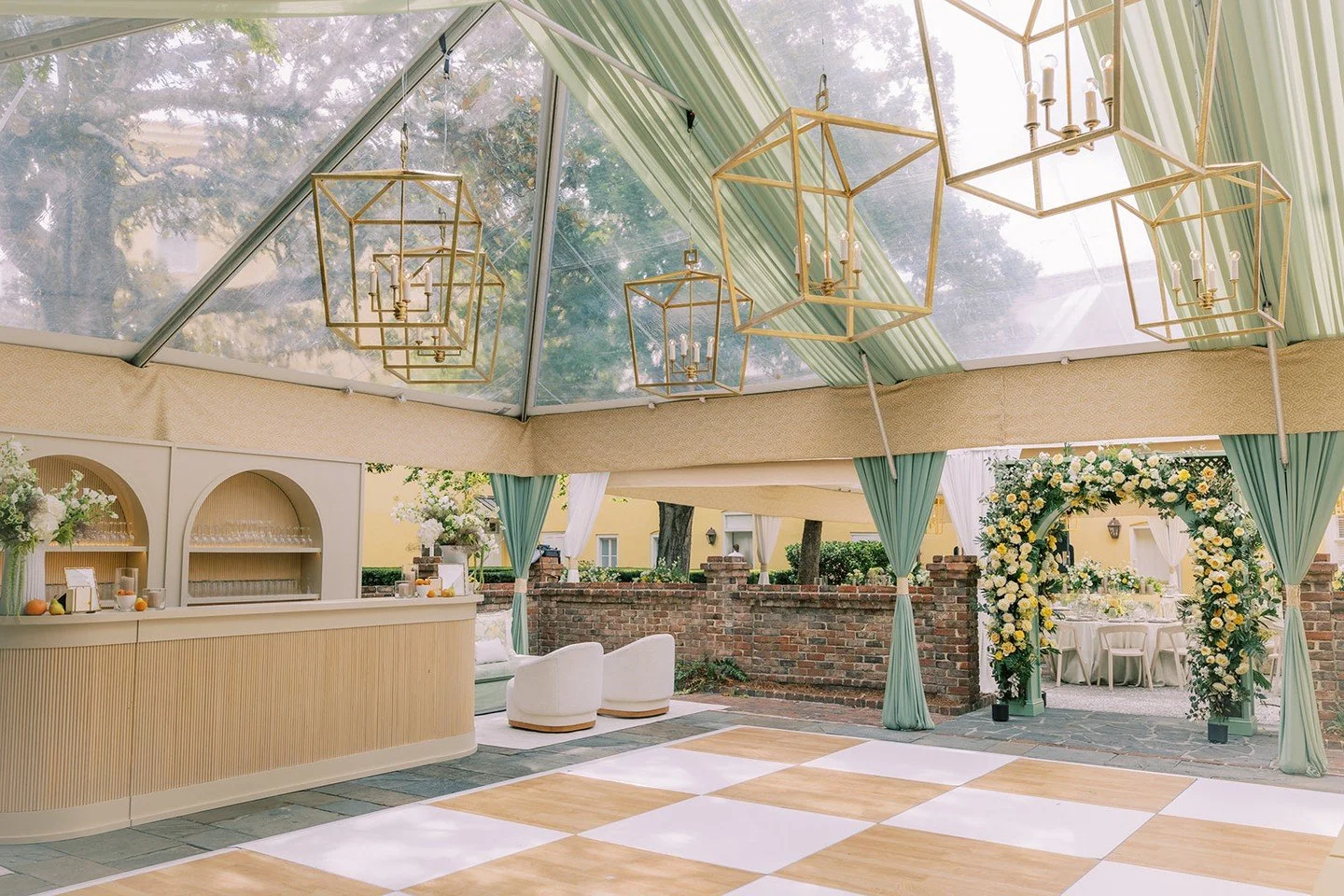 Savoring the last little bits of summer in the prettiest way 🌿🌼.
.
.
.
#thesocialspool #weddingtent #tentdraping #eventdesign #gardenparty