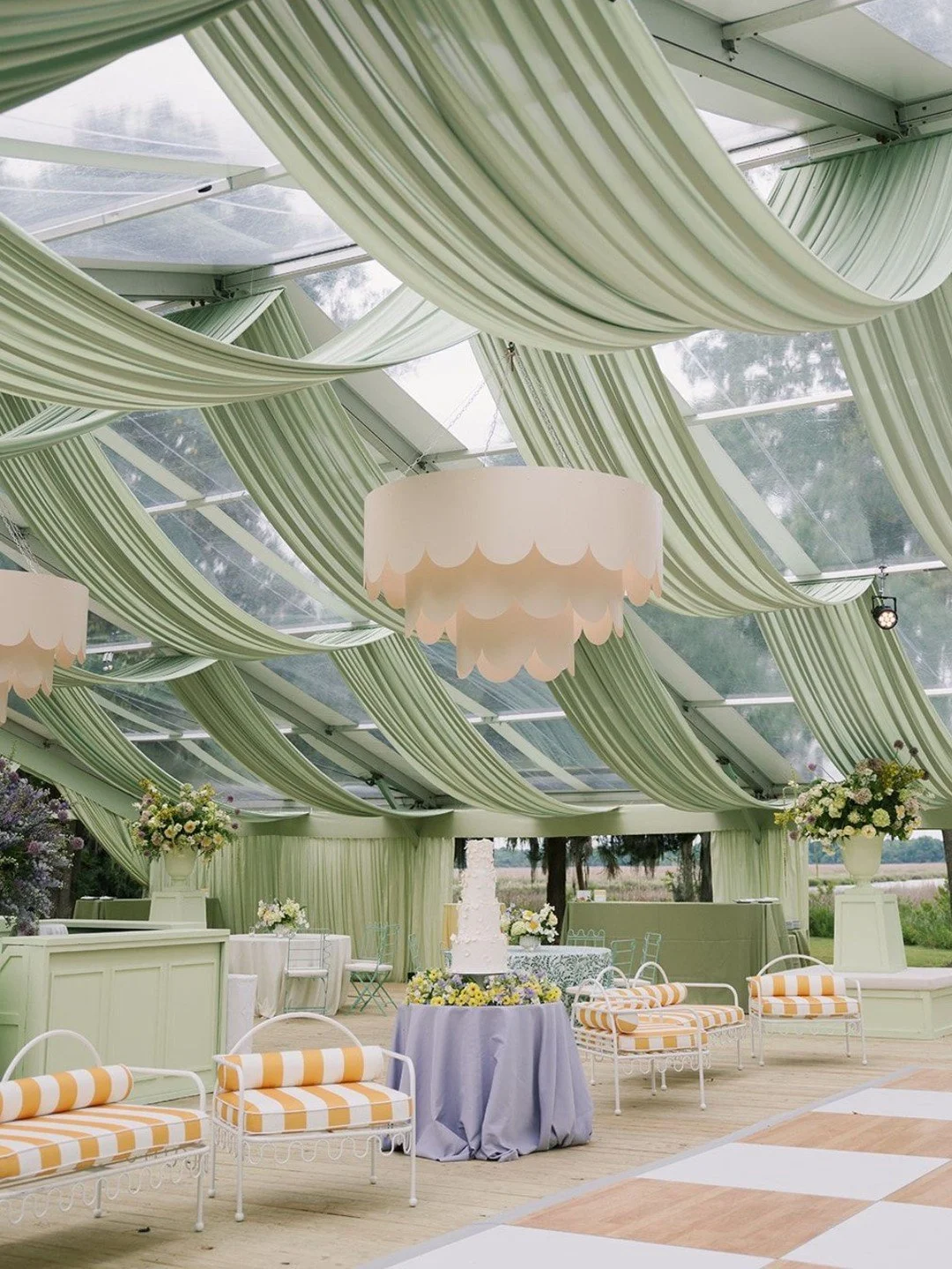 Green with envy 💚
.
.
.
#thesocialspool #eventdraping #tentdraping #greenweddings #summerweddings