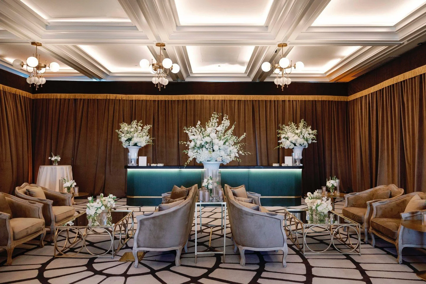 A sophisticated, modern interpretation of a speakeasy &mdash; softened by rich brown velvet draping and a playful fringe valance 🤎
.
.
.
#thesocialspool #ballroomevents #fringevalance #customsewnvalance #eventdraping