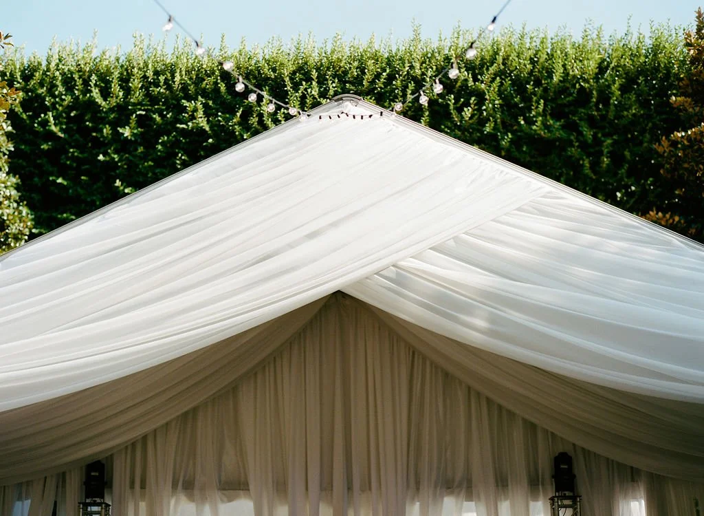 Swipe to zoom out -- because sometimes you have to get up close to appreciate the details and then step back to see what we created. 👩&zwj;🍳💋
.
.
.
#thesocialspool #bandbackdrop #eventdraping #stagedraping
