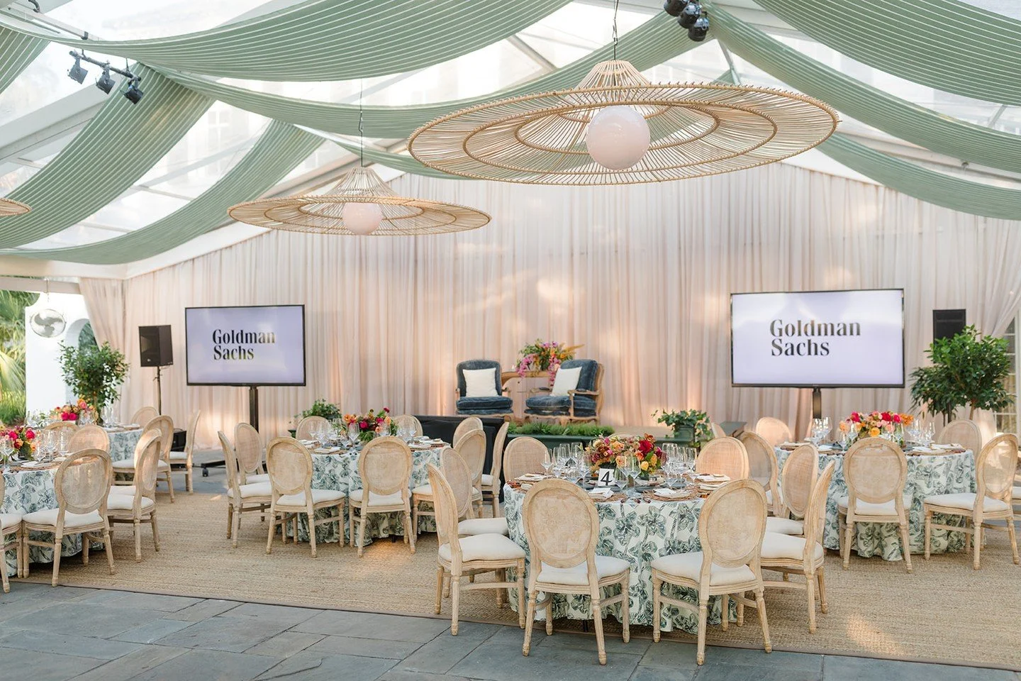 Green striped ceiling swag paired with a soft pleated backdrop turned this corporate event into a garden party 🌿
.
.
.
#thesocialspool #ceilingswag #tentdraping #eventdraping #corporateevents