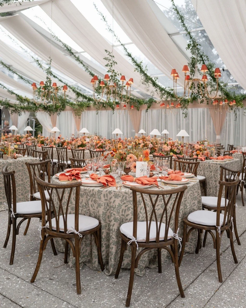 Proof that blending different weights and textures of fabric can be the difference between a space and a setting. Here, a mix of airy sheers and rich prints brings depth, dimension, and just the right amount of contrast 💛🌷🧡
.
.
.
#thesocialspool #