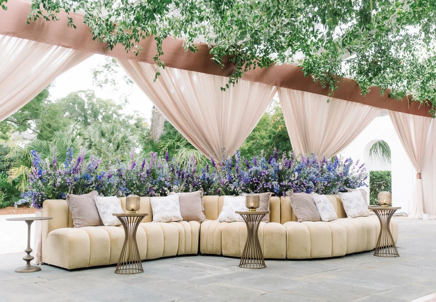 Mink + brown draping, layered textures, and all the lounge vibes. A setting made for settling in 🤎✨🪻.
.
.
.
#thesocialspool #minkdraping #tentdraping #lowndesgrove #chsevents